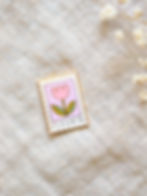 pin's broche timbre fleuri tulipe en émail coloré et doré chemin des marettes