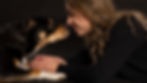 Mensch mit Hund im Studio vor schwarzem Hintergrund in Solothurn, ruhige Nähe und Blickkontakt