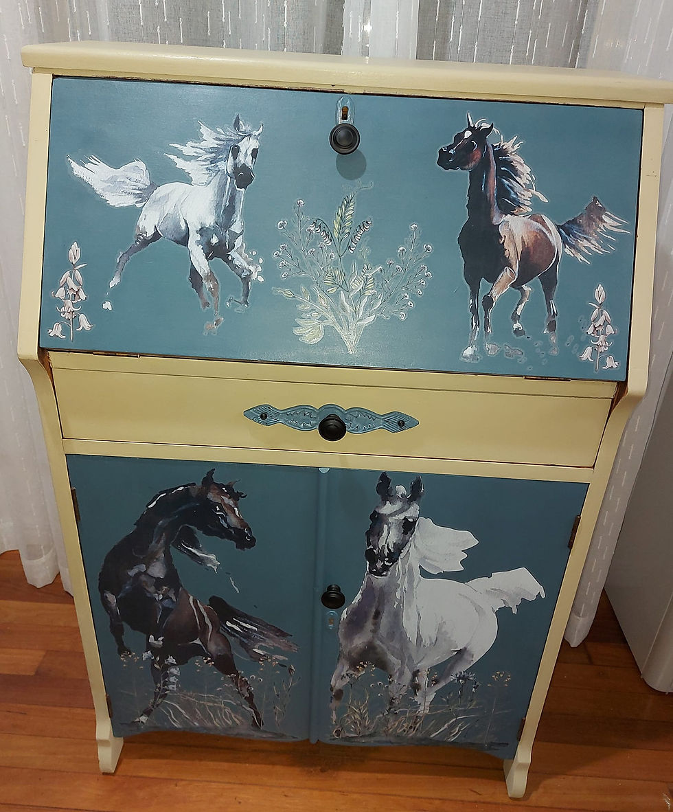 Thumbnail: Horses on a writing desk.