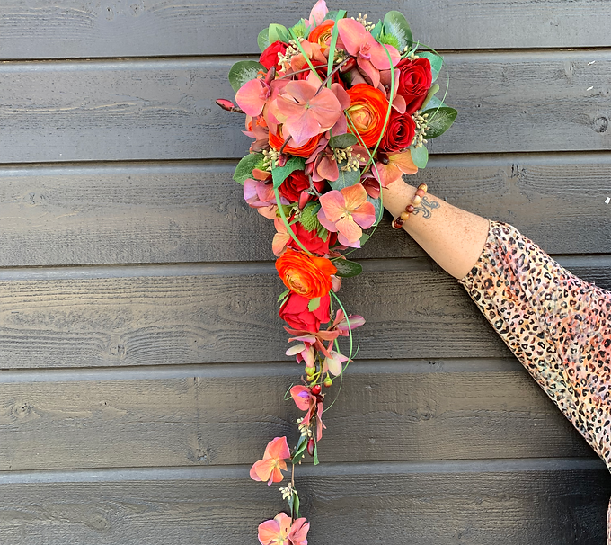 Brudebukett laget av evigvarende ranuncler, roser og eucalyptus