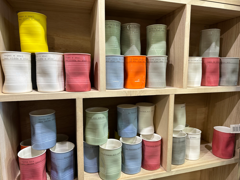 AC-kopper av håndlaget porselen i Bærum, med unike halling uttrykk.