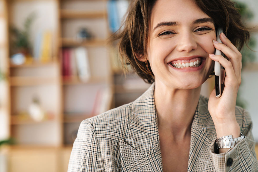 Femme souriante au téléphone