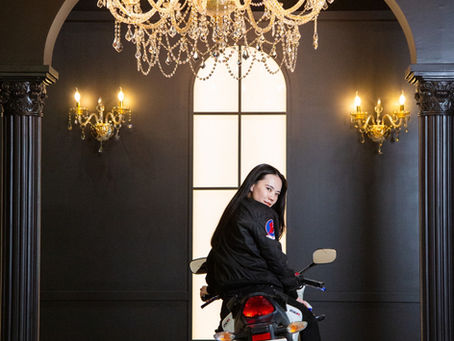 バイクにまたがる女性