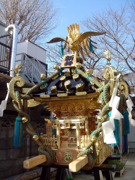 山梨県上野原市新井明神社神輿三社型