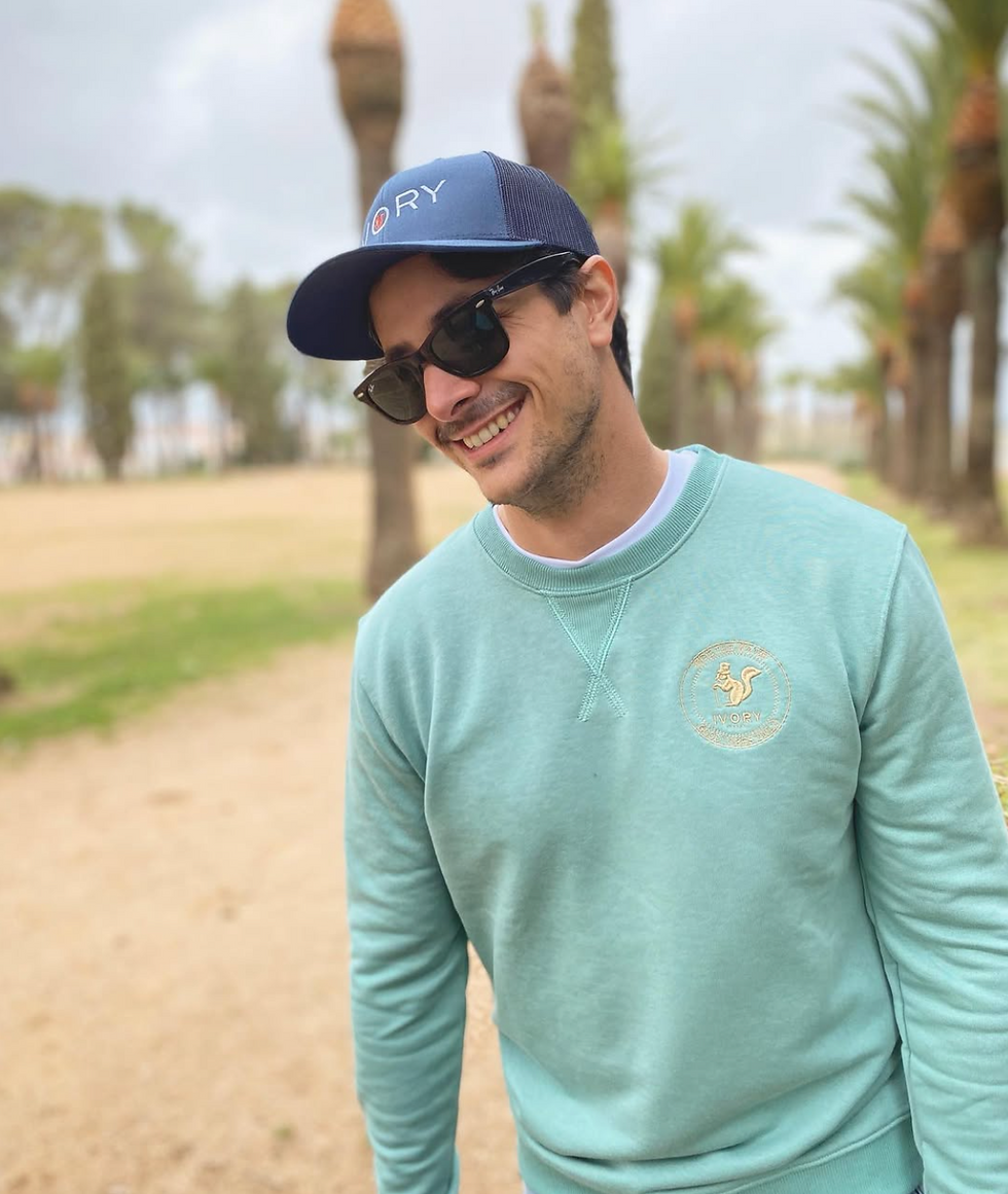 Modelo de Ivory con sudadera ver menta y gorra azul marino