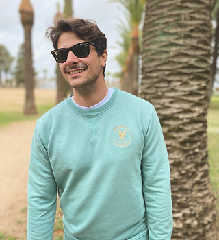 imagen de uno de los modelos de Ivory con una sudadera verde menta