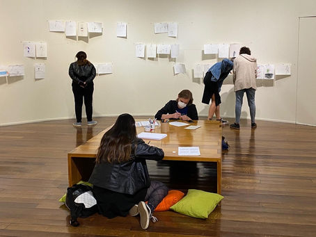 Exposição artística inédita discute repressão e normatividade dentro do ambiente escolar