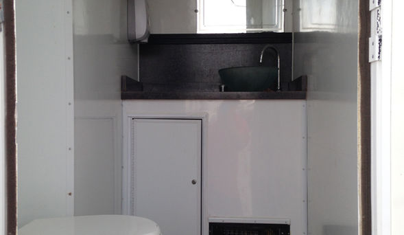 3-stall-restroom-trailer(3).jpeg