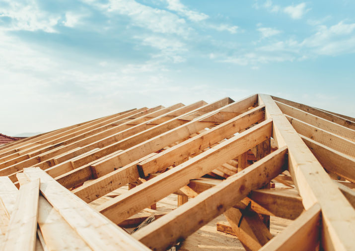 Couverture La Rochelle : Technicien spécialiste ATGB, expert en traitement termites et zingueur, injectant un produit dans une charpente ancienne à proximité de La Rochelle.