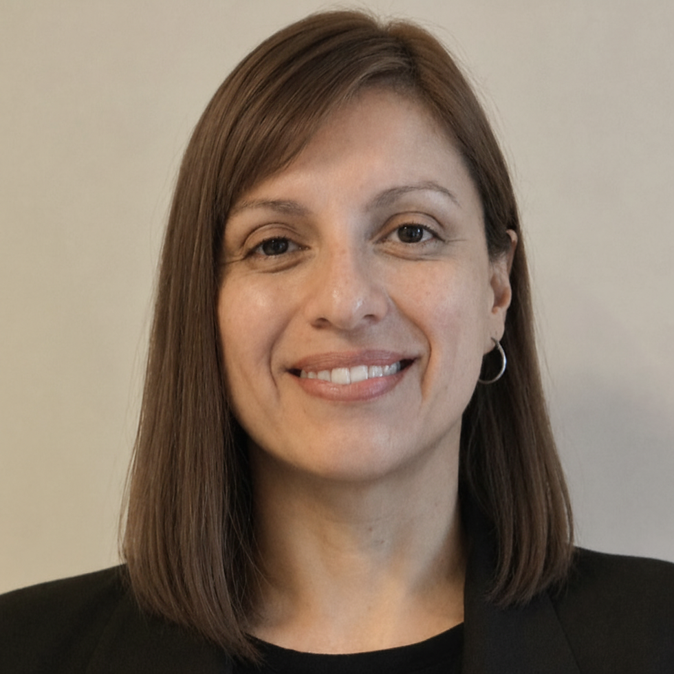 Mujer sonriente con cabello castaño y saco oscuro