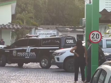 Deolane Bezerra é transferida do Recife para presídio em Buíque após ter prisão domiciliar revogada por violar medidas cautelares.