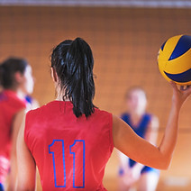 Les femmes à jouer au volleyball