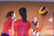 Le donne che giocano pallavolo