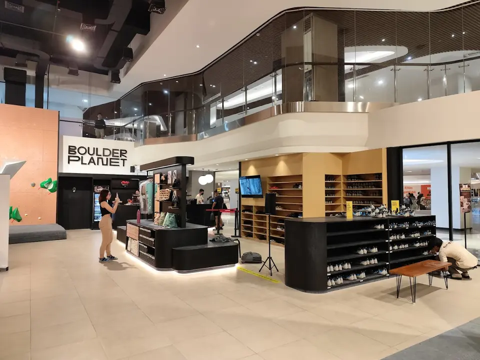 Entrence area with retail and rental gear of Boulder Planet Neo Soho Jakarat