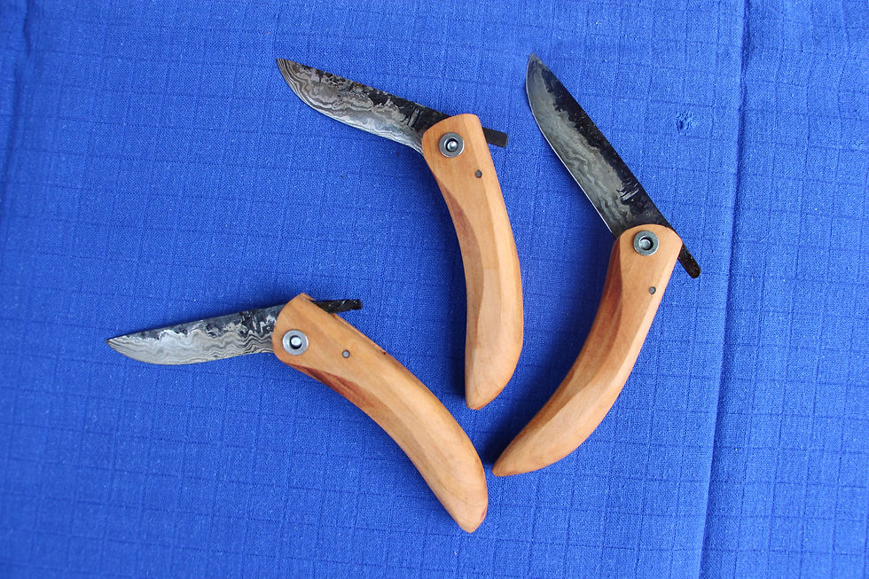 Couteaux pliants en damas