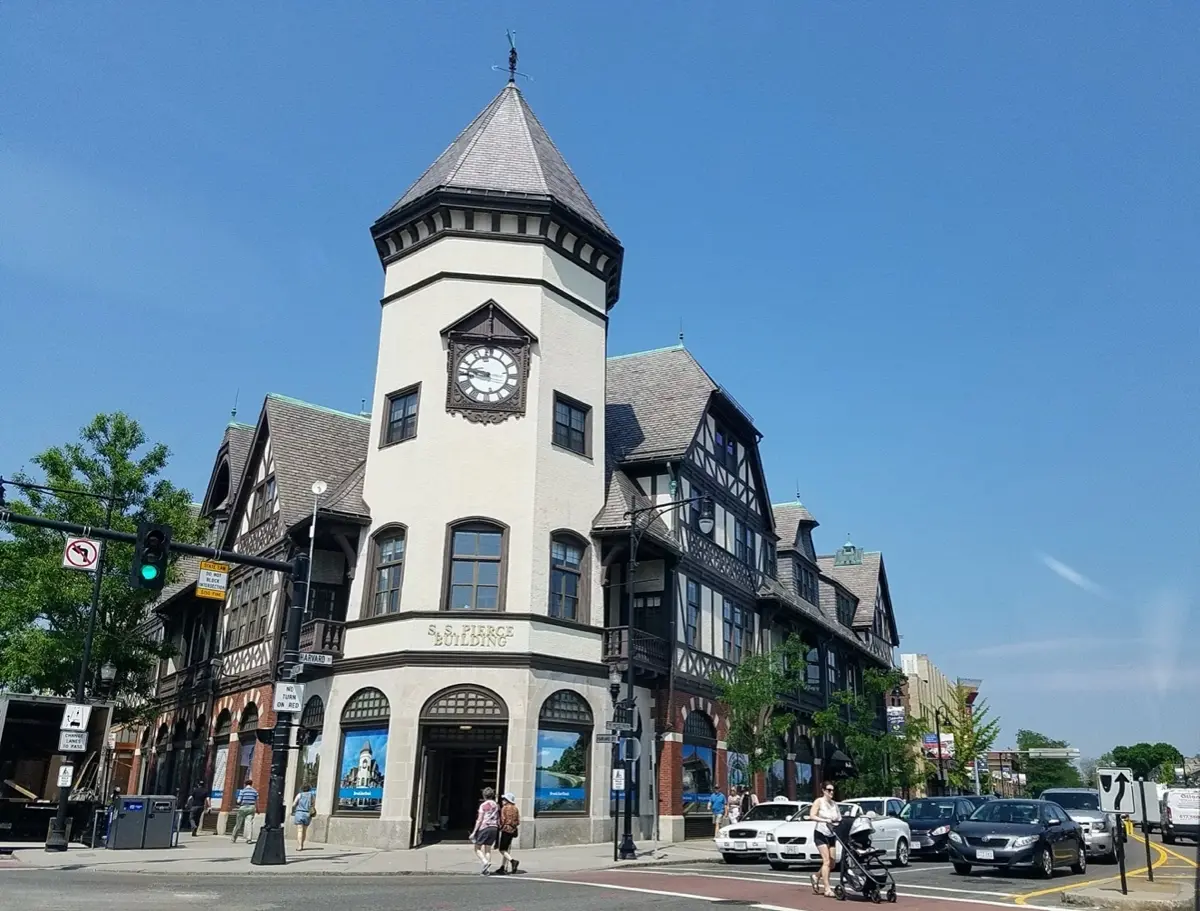 coolidge-corner-pierce-building-jenna___09104158979.webp