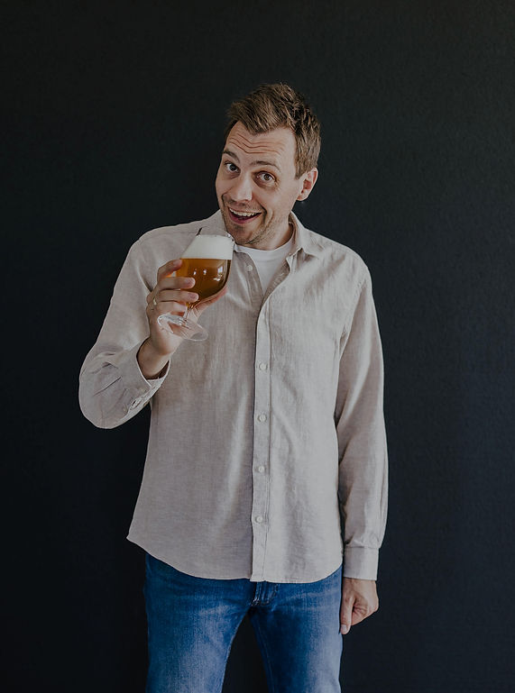 Portræt billede af person med øl i hånden