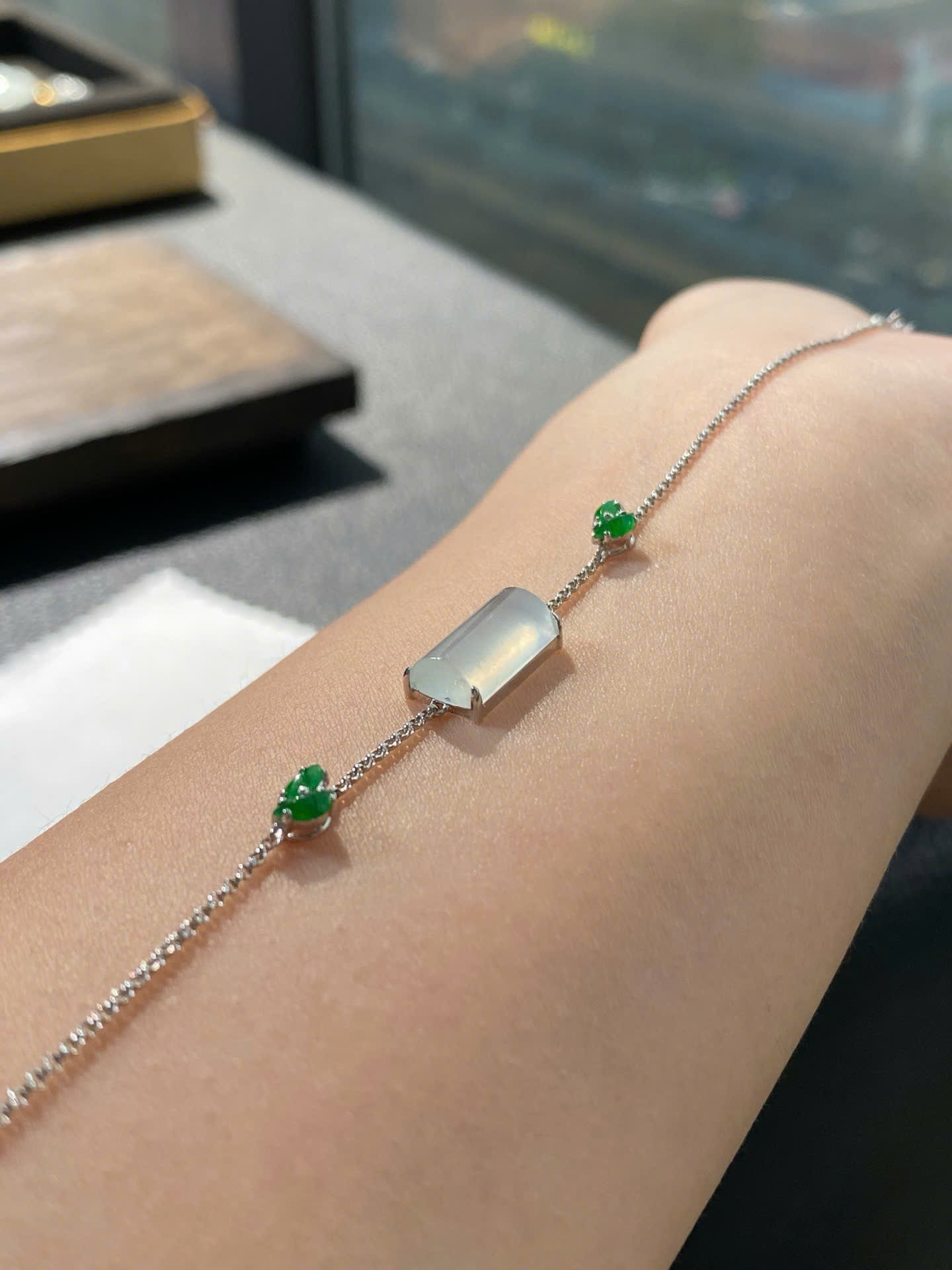 Lắc tay Trụ bình an ngọc Jadeite A vàng 18K