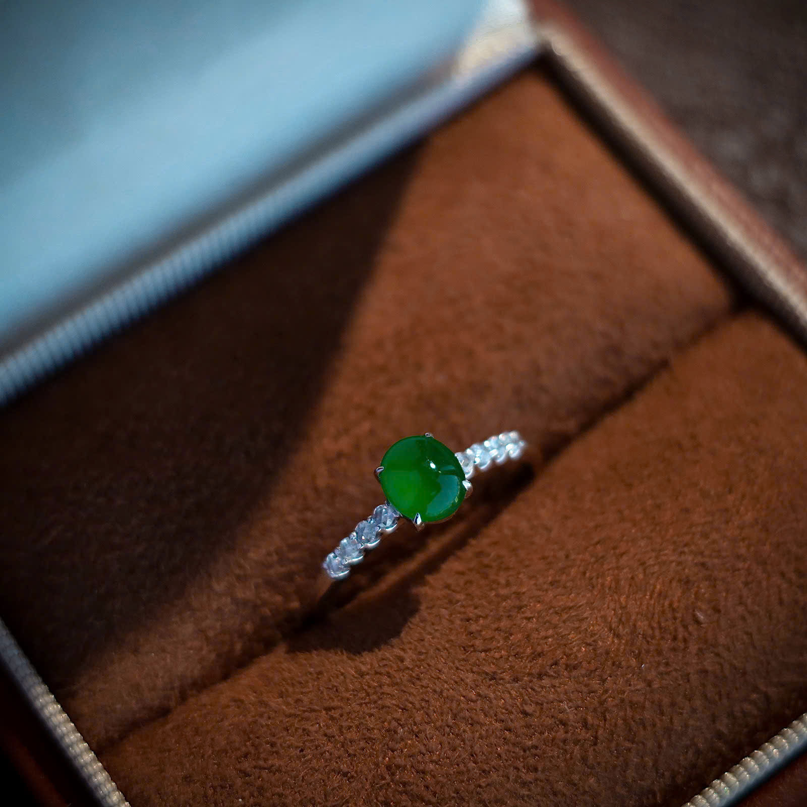 Nhẫn Cabochon ngọc Jadeite A vàng 18K