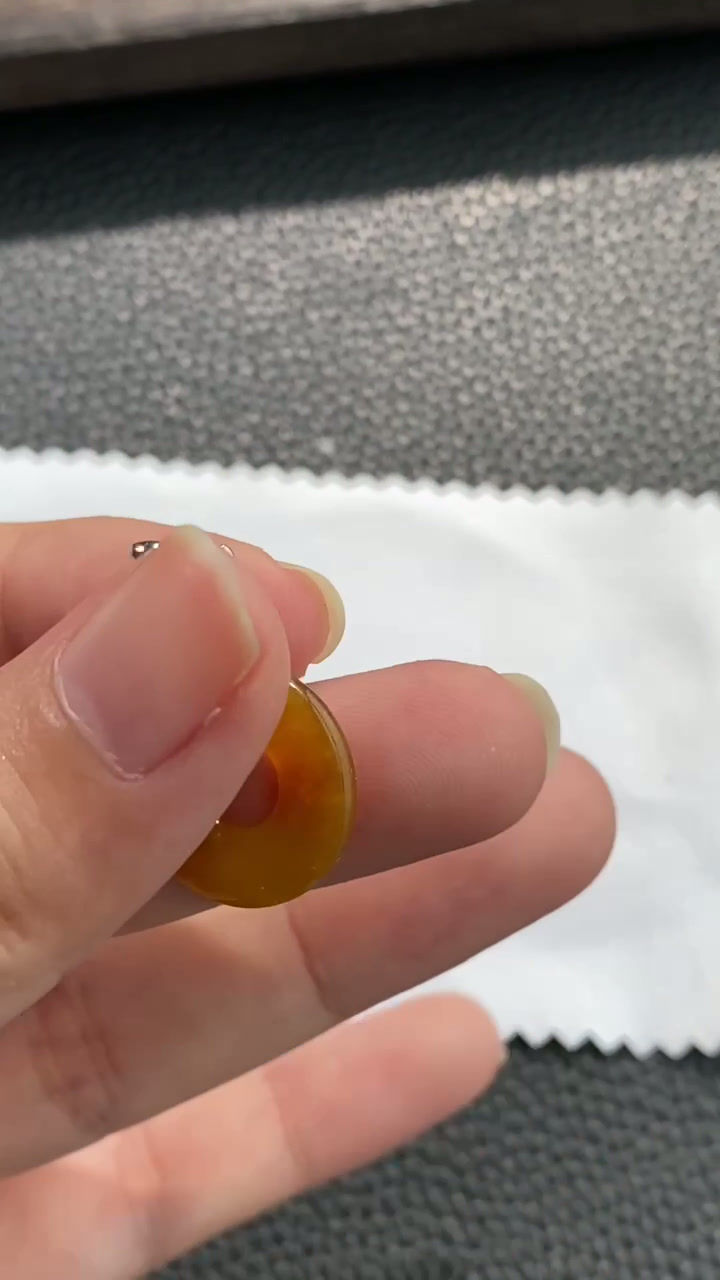 Hình thu nhỏ: Mặt dây chuyền Đồng bình an ngọc Jadeite A vàng 18K