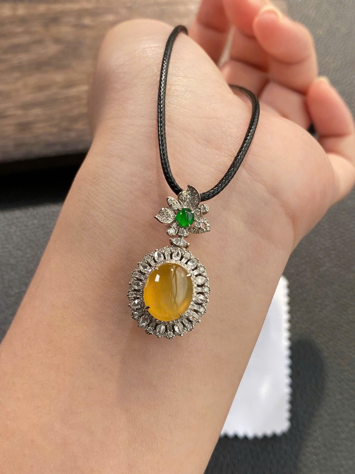 Mặt dây chuyền Cabochon ngọc Jadeite A vàng 18K