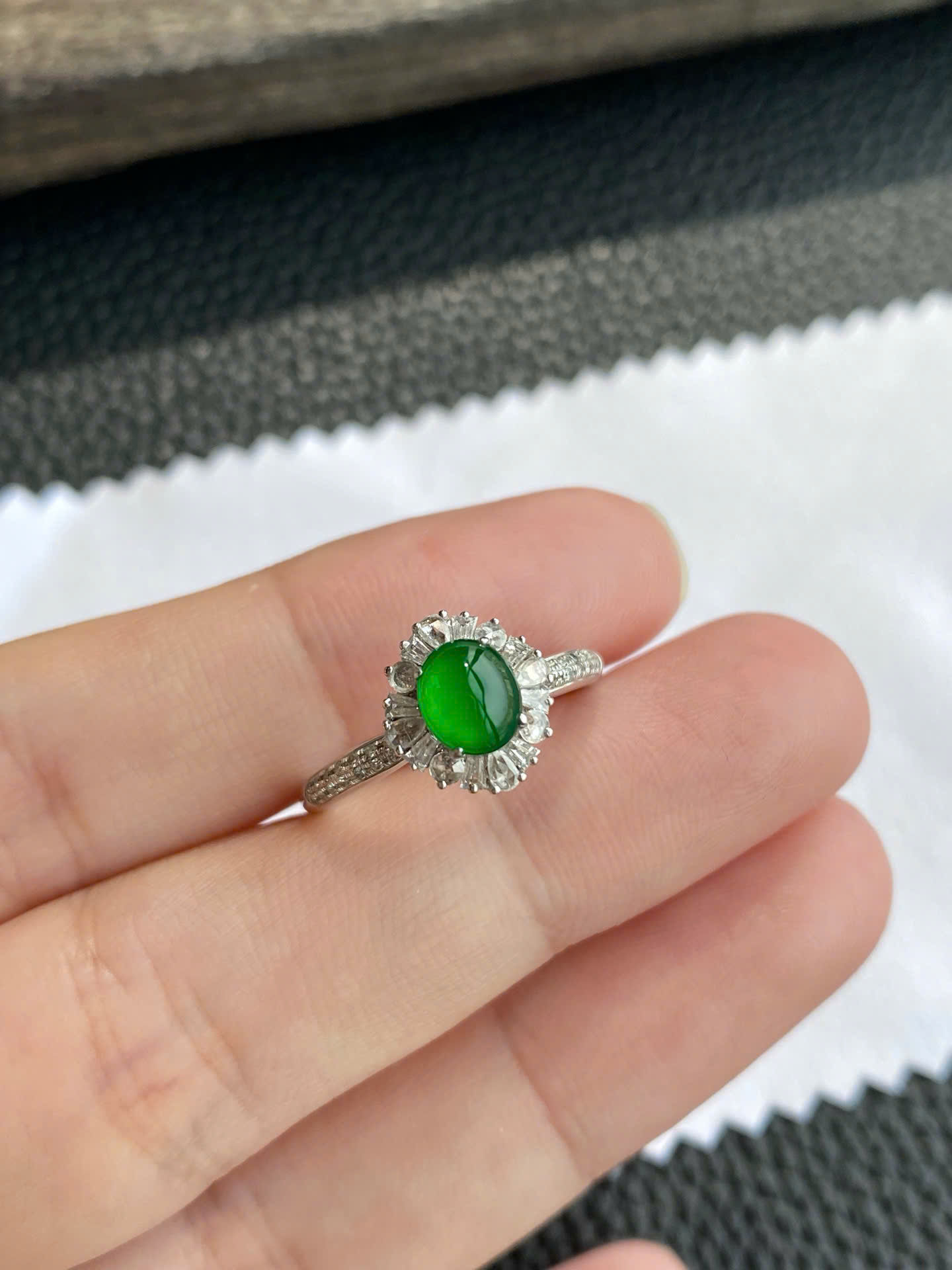 Nhẫn Cabochon ngọc Jadeite A vàng 18K