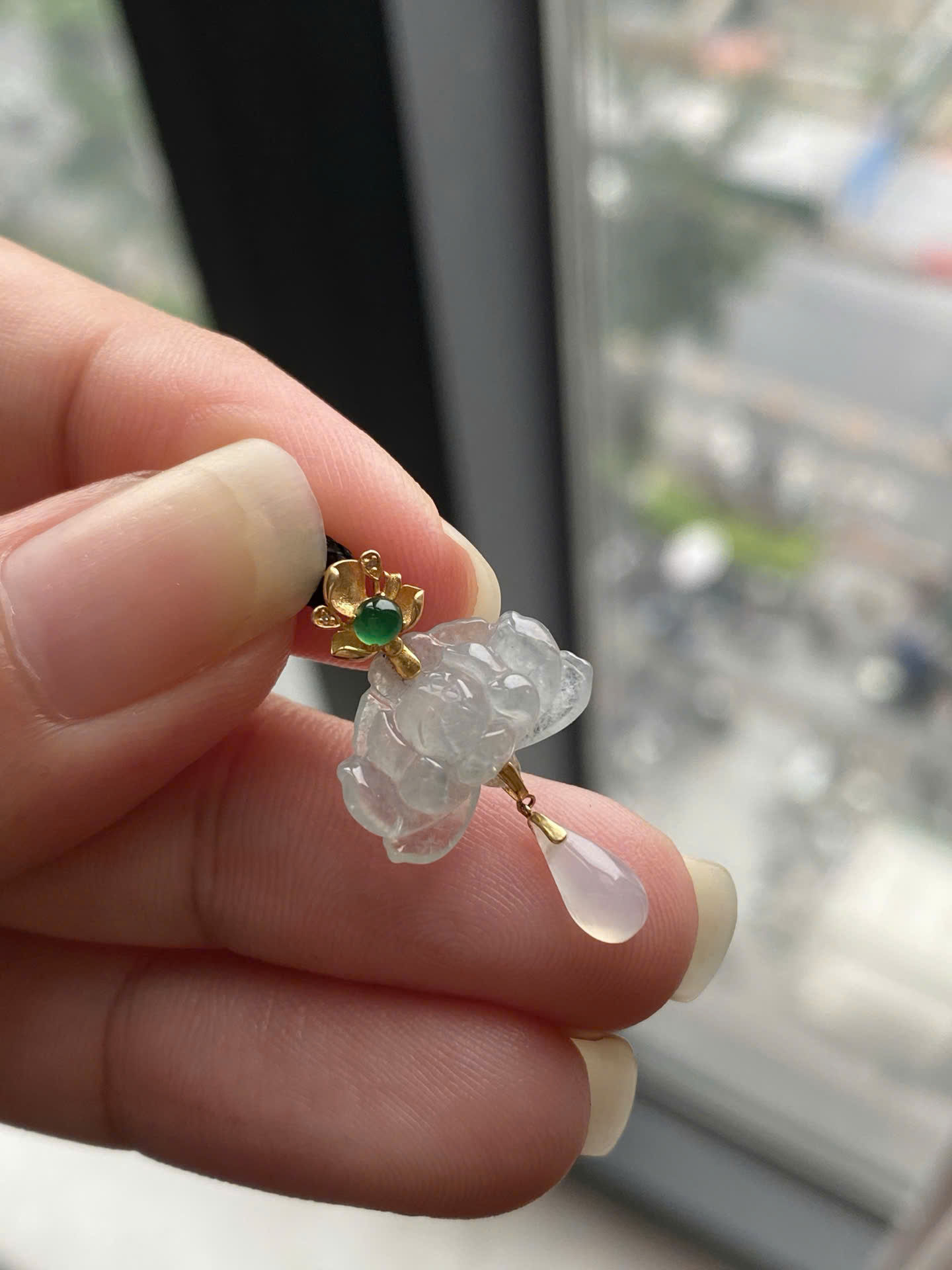 Mặt dây chuyền Đài sen ngọc Jadeite A vàng 18K
