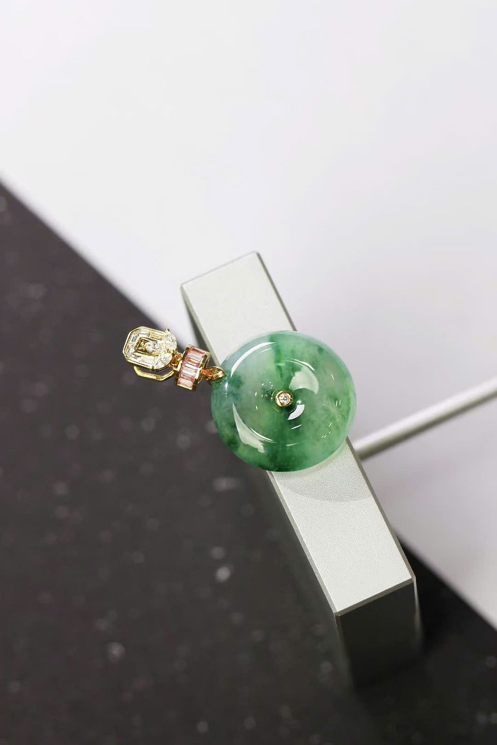 Hình thu nhỏ: Mặt dây chuyền Đồng bình an ngọc Jadeite A vàng 18K