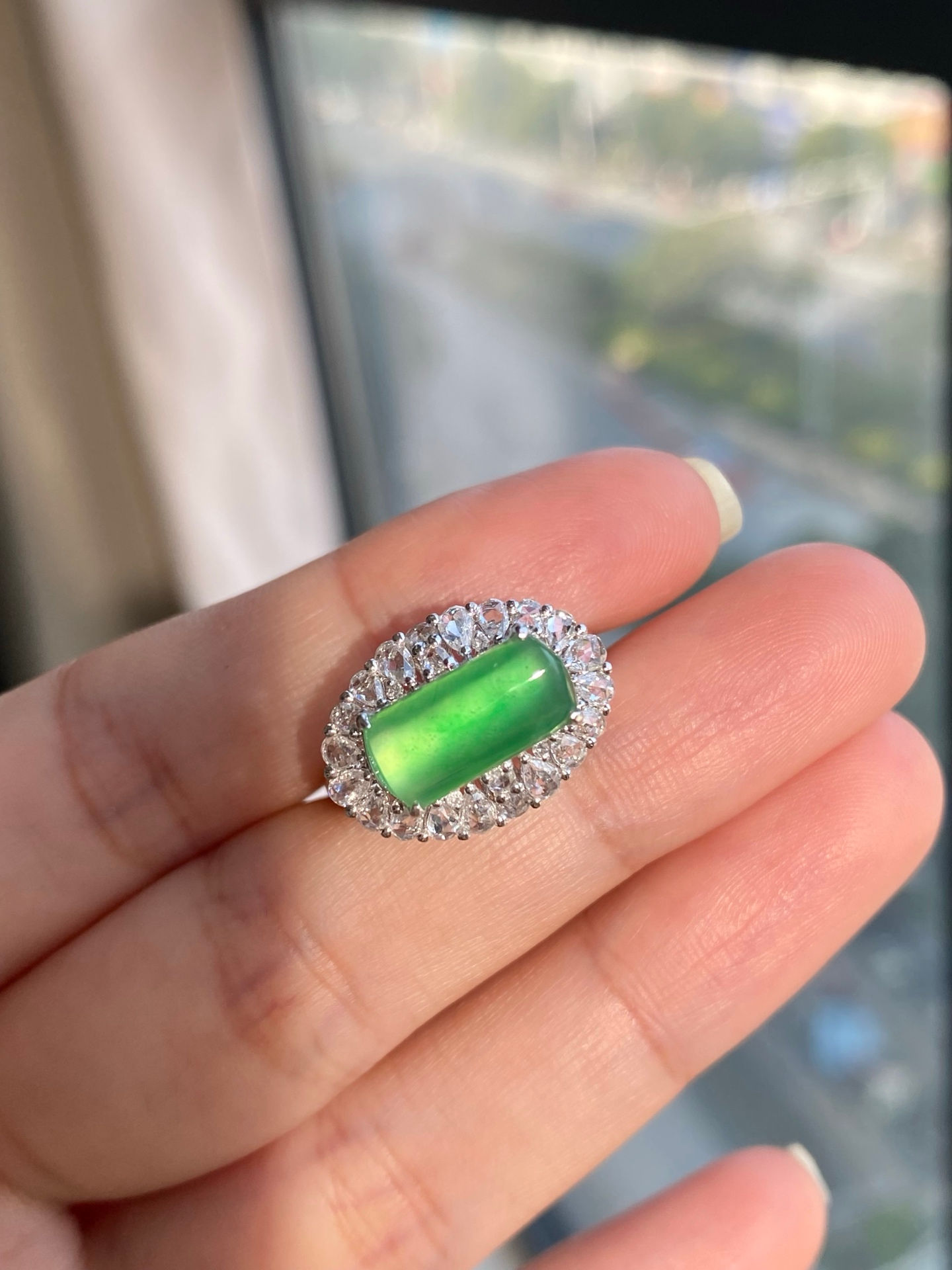 Nhẫn Yên ngựa ngọc Jadeite A vàng 18K