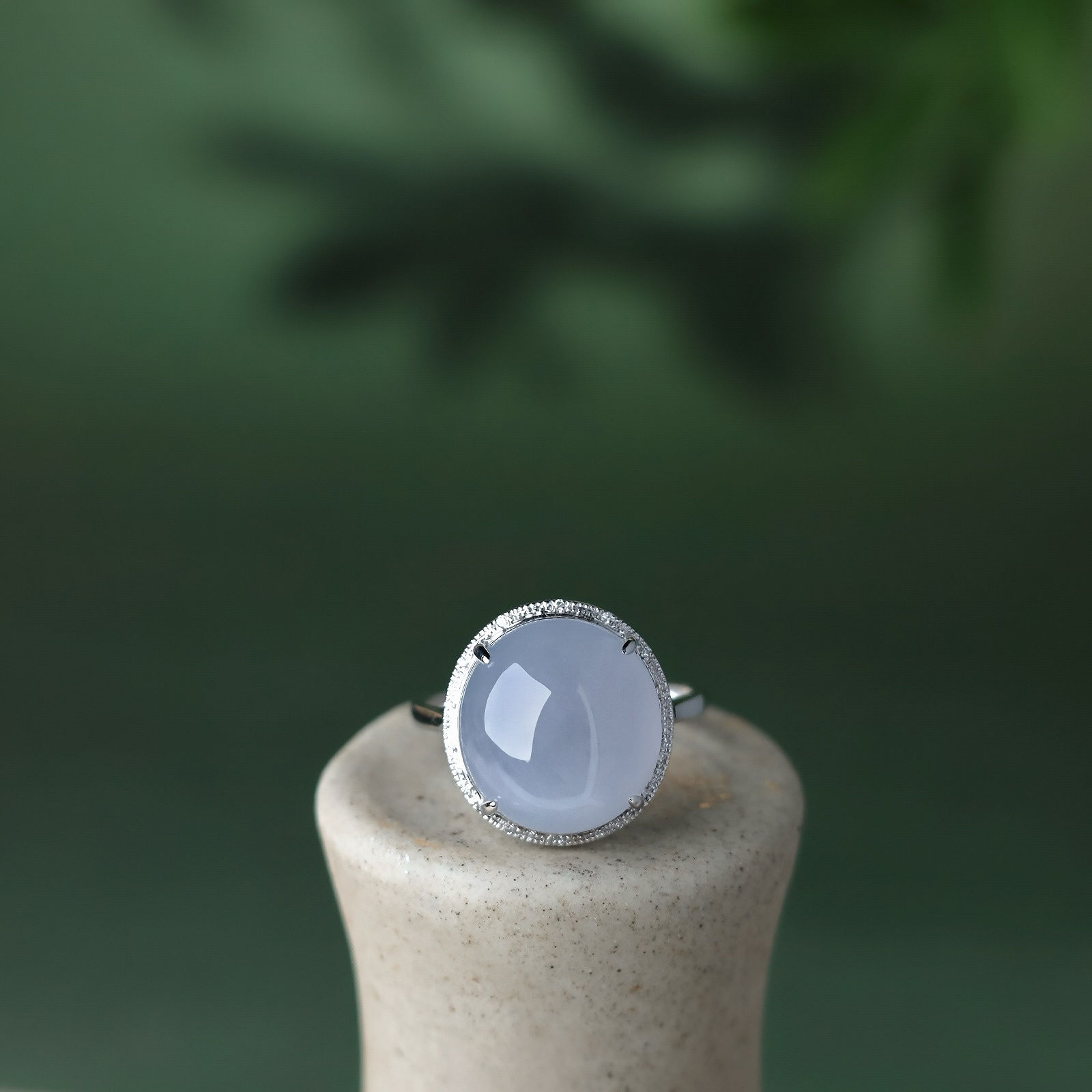 Nhẫn Cabochon ngọc Jadeite A vàng 18K