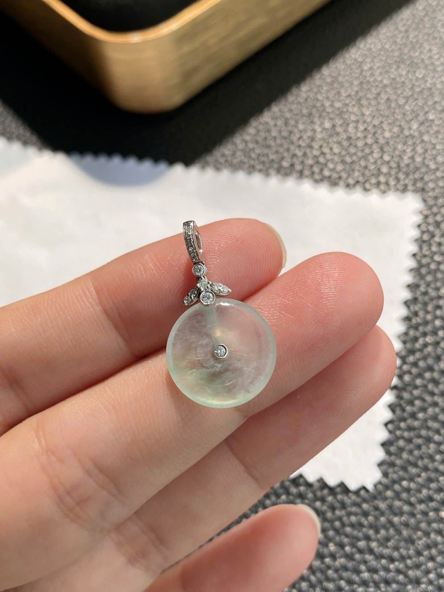 Mặt dây chuyền Đồng bình an ngọc Jadeite A vàng 18K