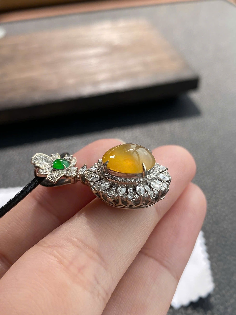 Hình thu nhỏ: Mặt dây chuyền Cabochon ngọc Jadeite A vàng 18K