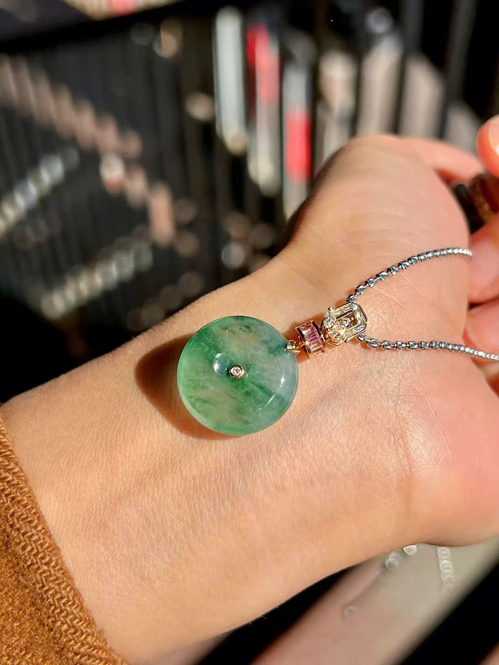 Hình thu nhỏ: Mặt dây chuyền Đồng bình an ngọc Jadeite A vàng 18K