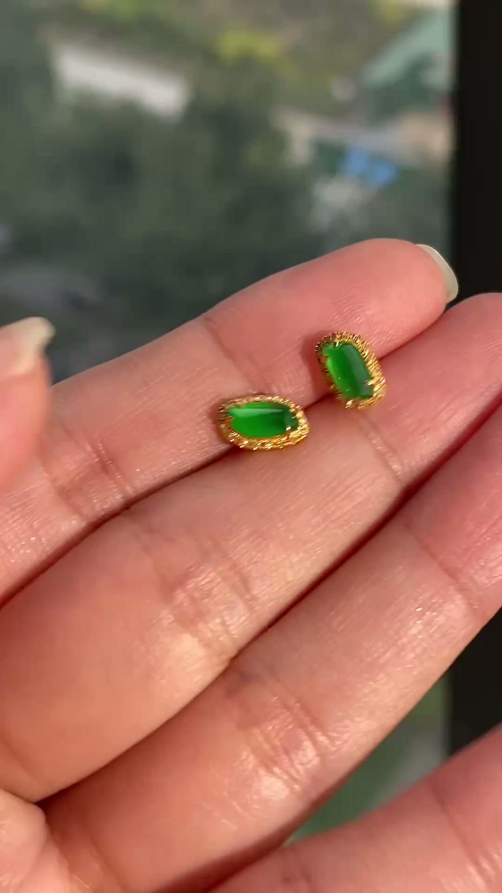 Hình thu nhỏ: Bông tai Freestyle ngọc Jadeite A vàng 18K