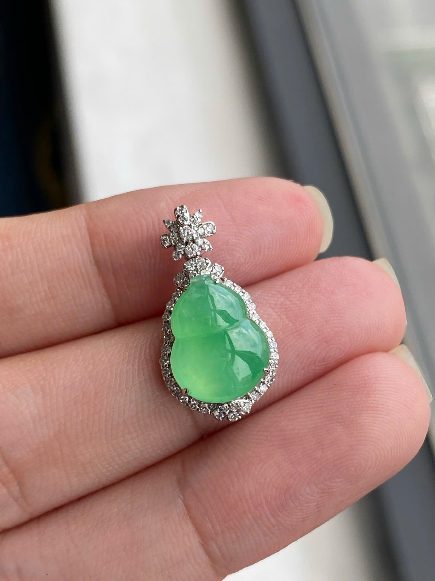 Mặt dây chuyền Hồ lô ngọc Jadeite A vàng 18K