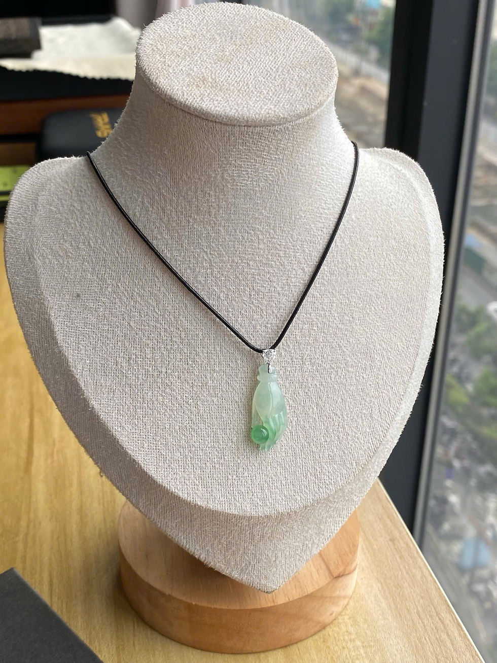 Hình thu nhỏ: Mặt dây chuyền Ngọc quý trên tay ngọc Jadeite A vàng 18K