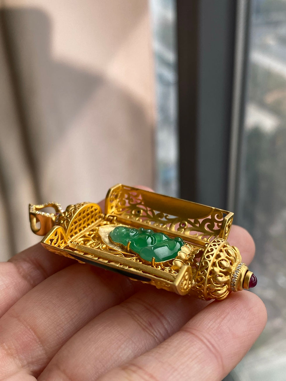 Hình thu nhỏ: Mặt dây chuyền Phật khám ngọc Jadeite A vàng 18K