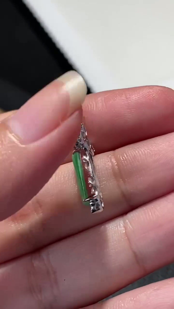 Hình thu nhỏ: Mặt dây chuyền Thánh giá ngọc Jadeite A vàng 18K
