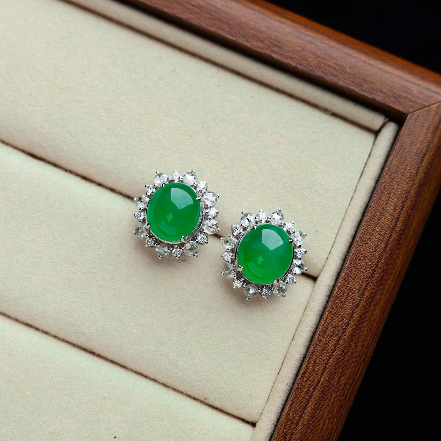 Bông tai Cabochon ngọc Jadeite A vàng 18K