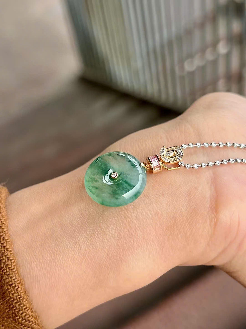 Hình thu nhỏ: Mặt dây chuyền Đồng bình an ngọc Jadeite A vàng 18K