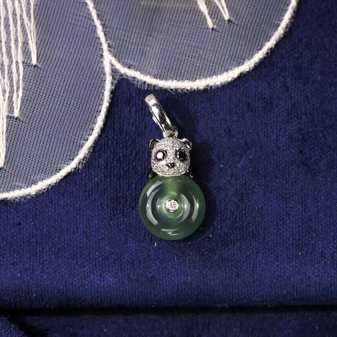 Mặt dây chuyền Gấu trúc bình an ngọc Jadeite A vàng 18K