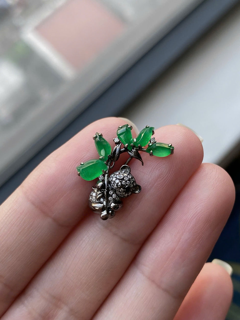 Hình thu nhỏ: Cài áo Gấu trúc ngọc Jadeite A vàng 18K