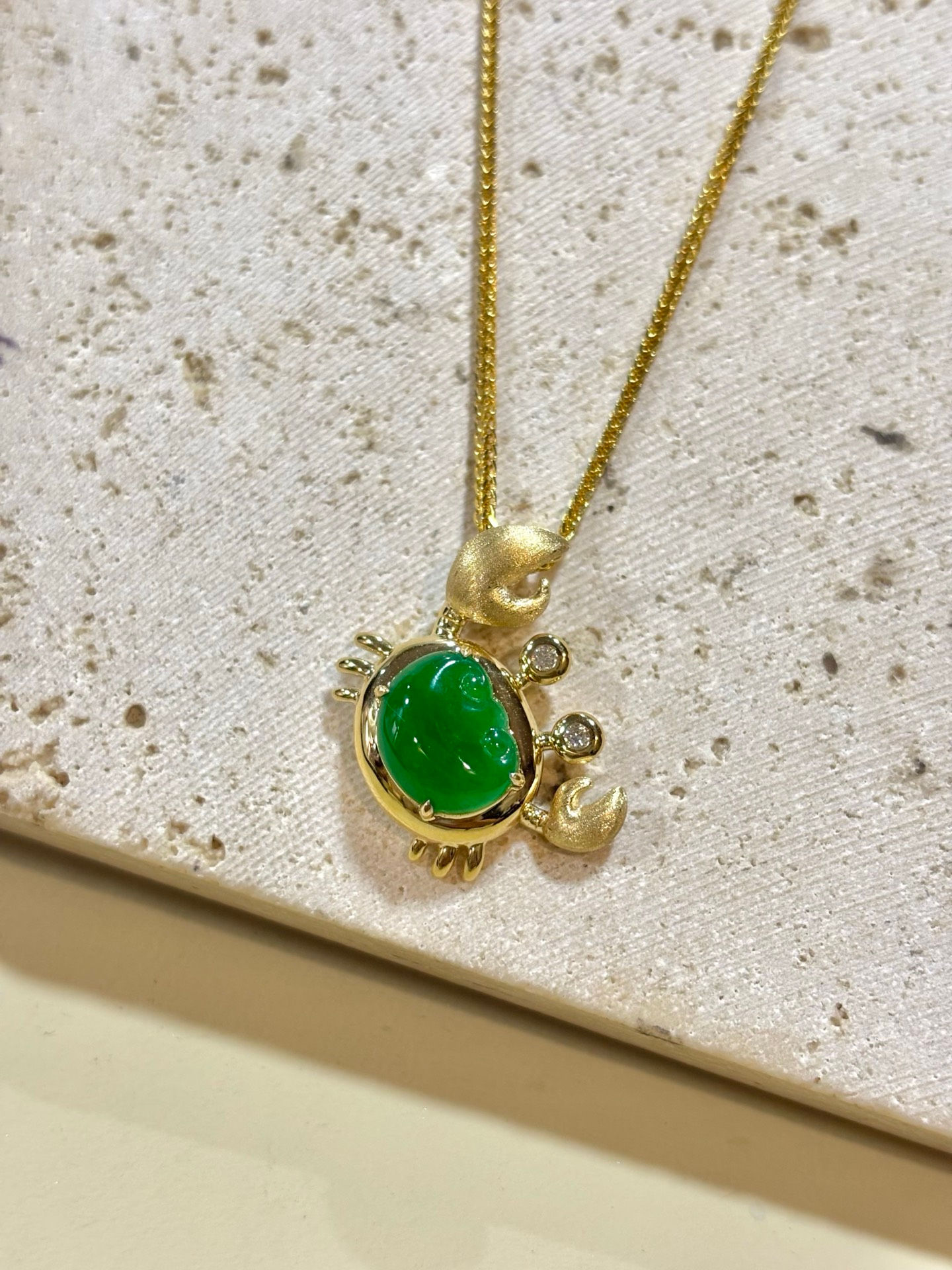 Mặt dây chuyền Cua tài lộc ngọc Jadeite A vàng 18K