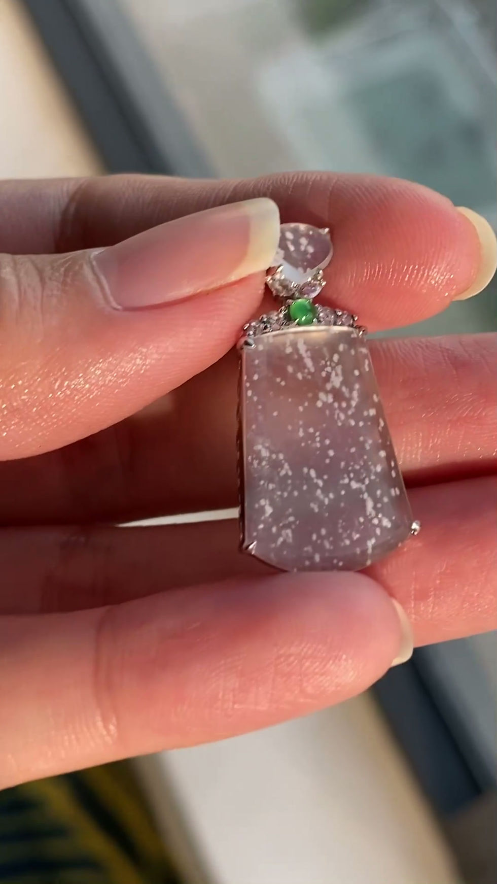 Hình thu nhỏ: Mặt dây chuyền Vô sự bài ngọc Jadeite A vàng 18K