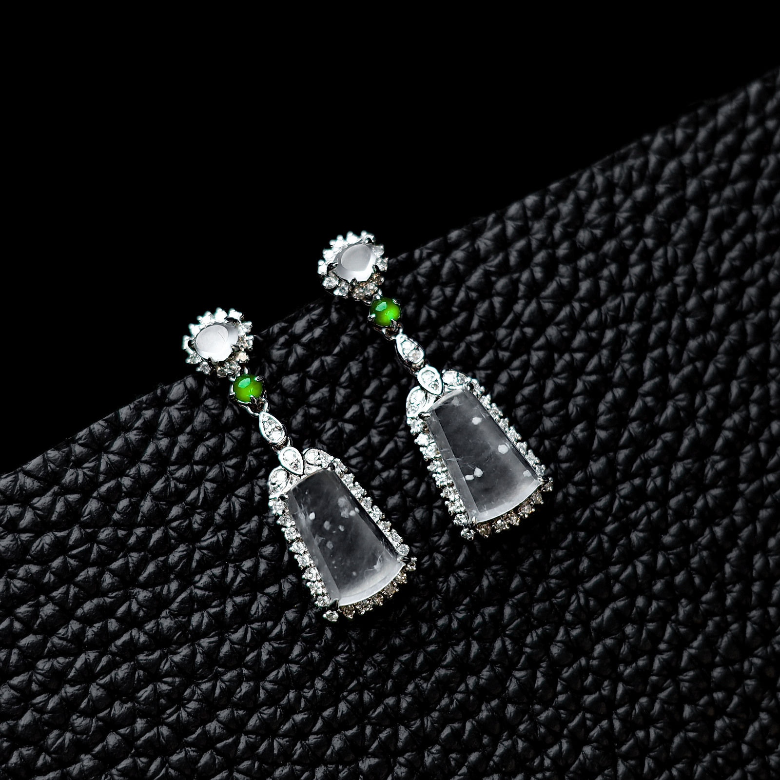 Bông tai Thẻ vô sự ngọc Jadeite A vàng 18K