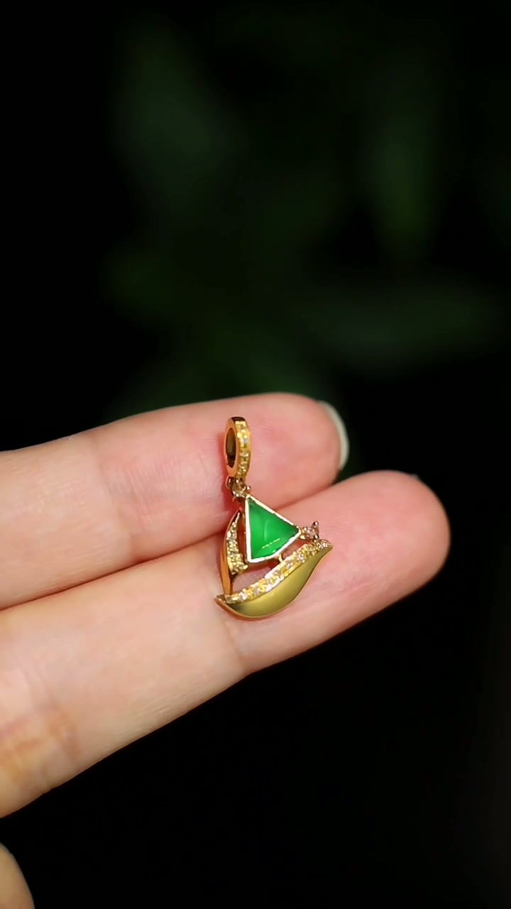 Mặt dây chuyền Thuận buồm xuôi gió ngọc Jadeite A vàng 18K