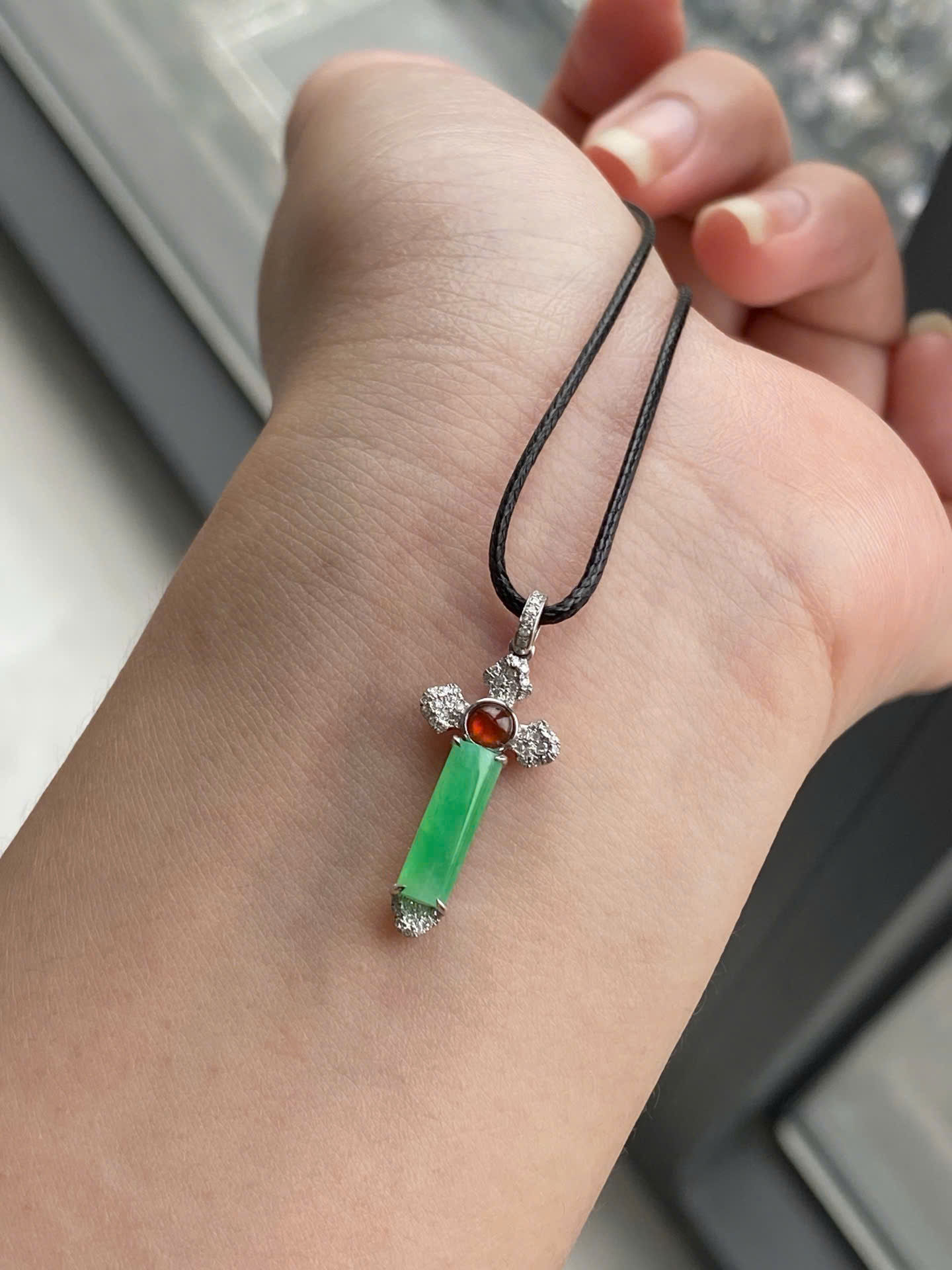 Mặt dây chuyền Thánh giá ngọc Jadeite A vàng 18K