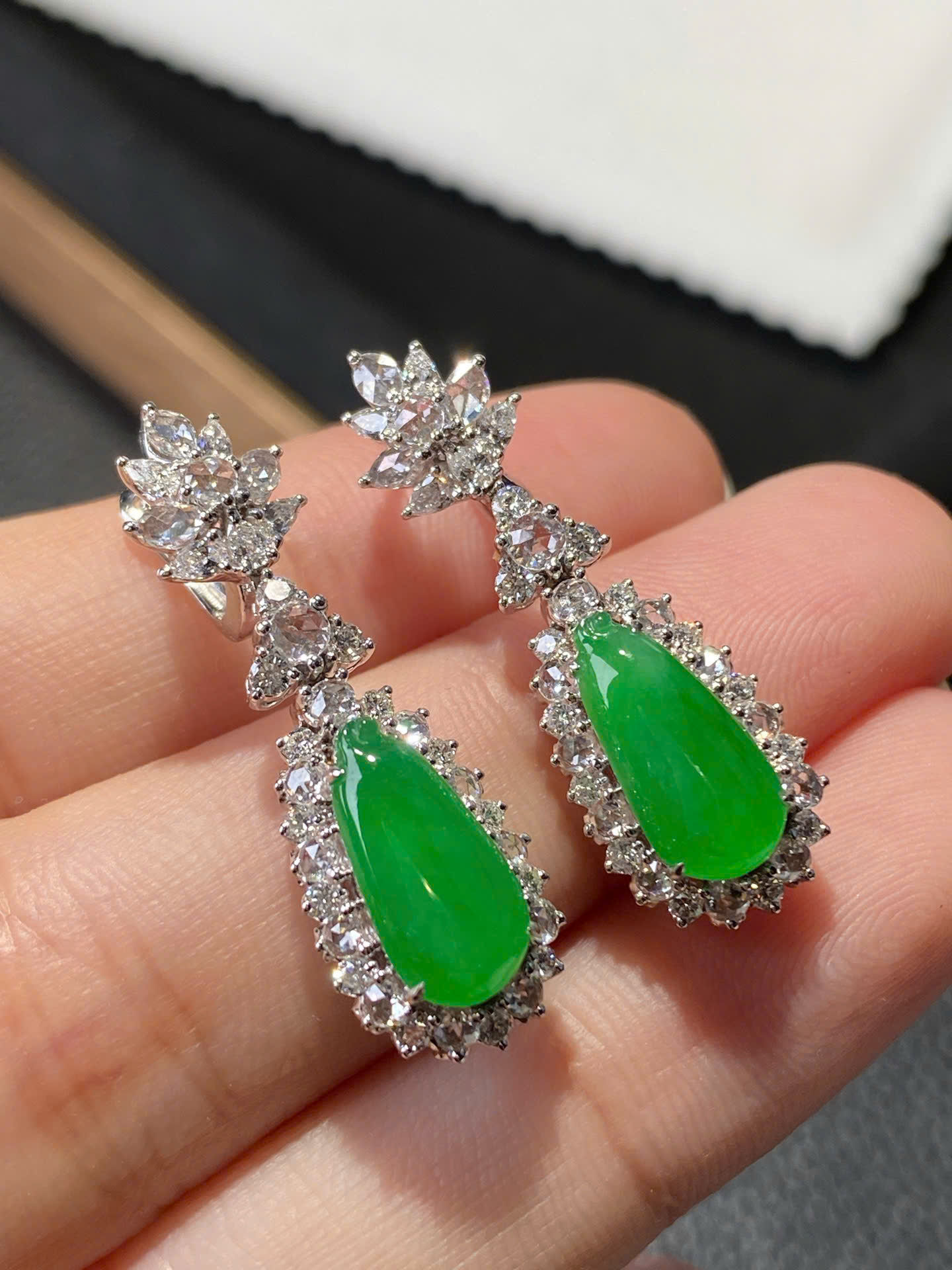 Bông tai Quả dưa ngọc Jadeite A vàng 18K