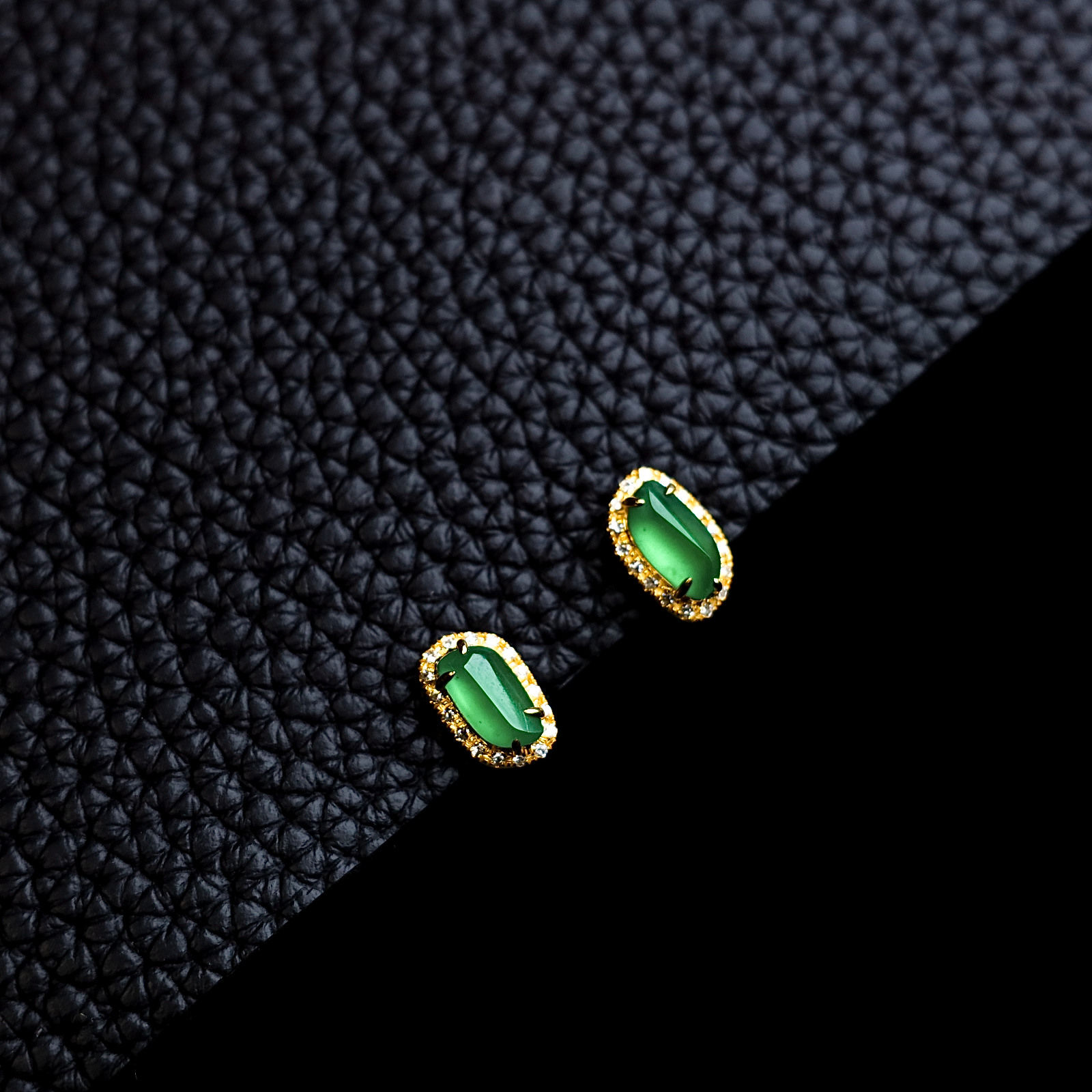 Bông tai Freestyle ngọc Jadeite A vàng 18K