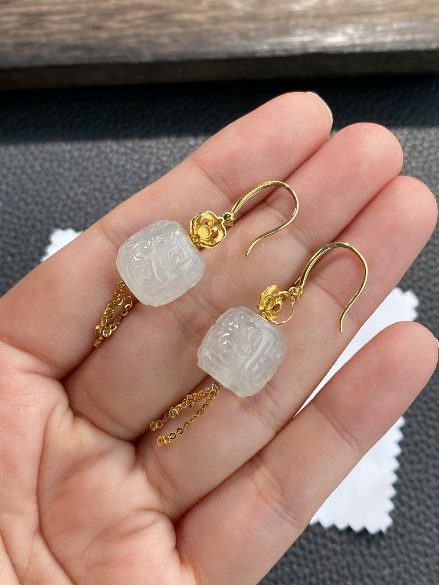 Bông tai tua rua hạt dáng trống ngọc Jadeite A vàng 18K